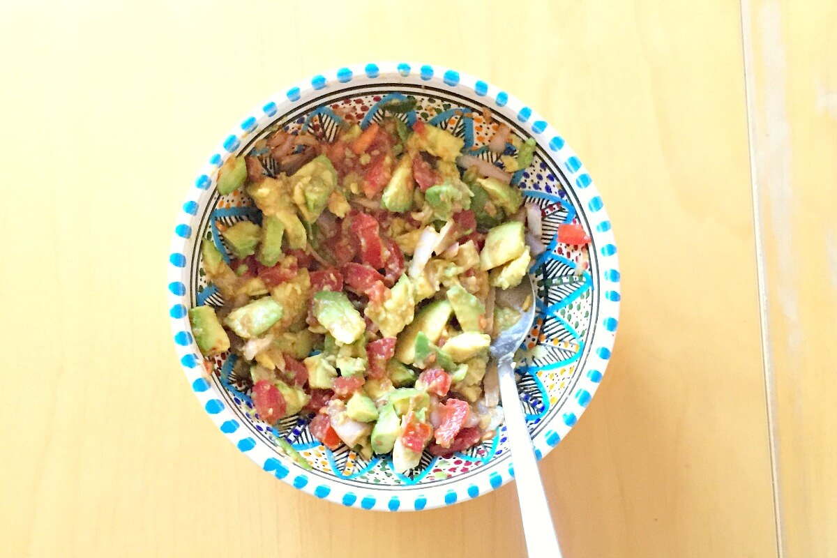 Guacamole mit Avocados, Tomaten, Schalotten, Kreuzkümmel, Zitronensaft, Olivenöl und Kräutern Guacamole mit Avocados, Tomaten, Schalotten, Kreuzkümmel, Zitronensaft, Olivenöl und Kräutern