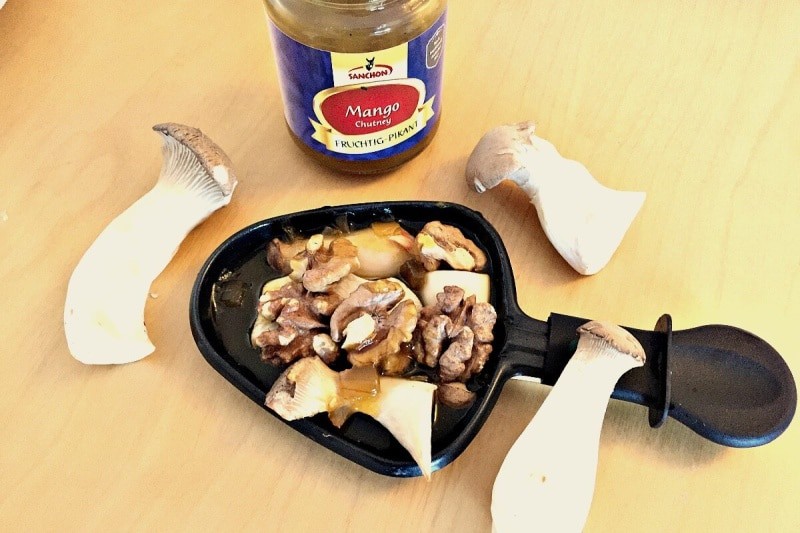 Das perfekte Raclette Pfännchen mit gebratenen Kräuterseitlingen, Walnüssen und Mango-Chutney