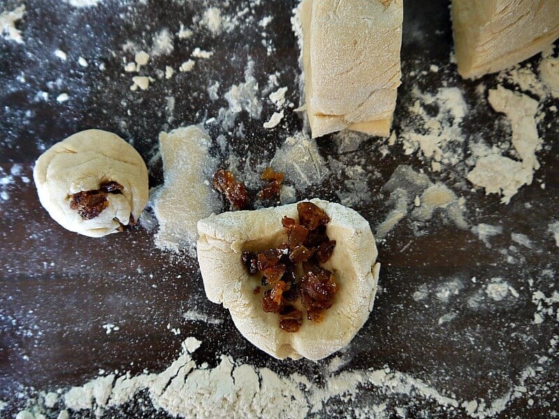 Veganes Osterbrot mit Rosinen Veganes Osterbrot mit Rosinen