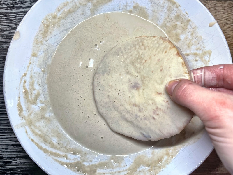 Vegane Schnitzel aus Sellerie vorbereiten