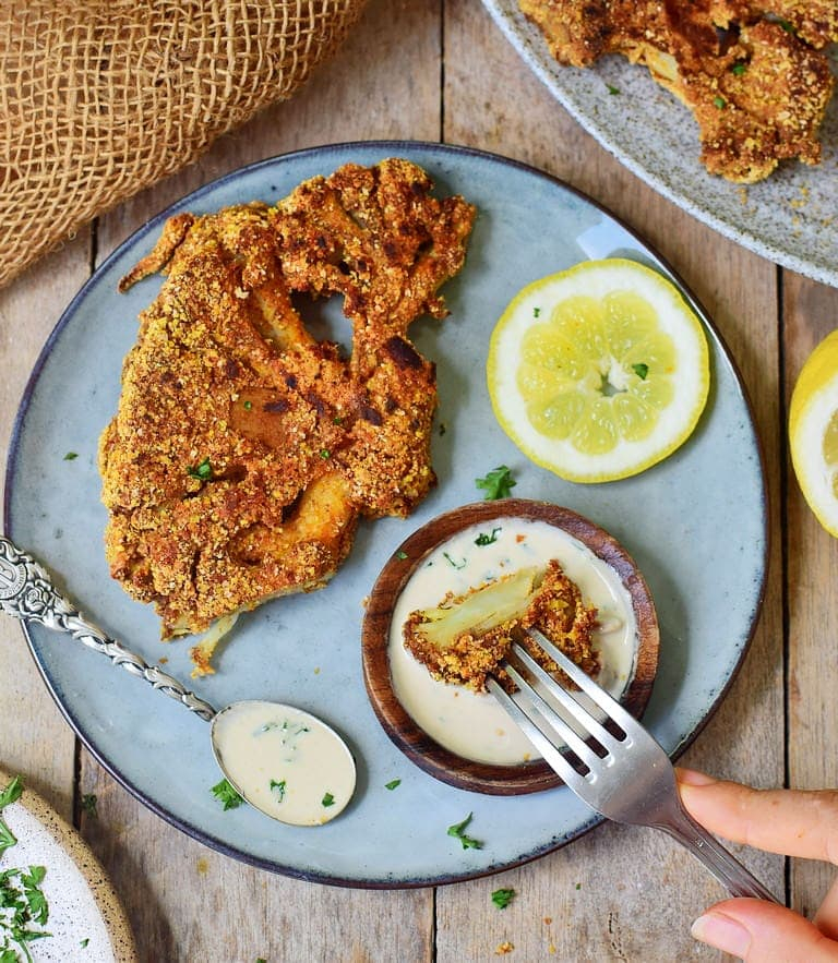 Veganer Blumenkohl als Schnitzel